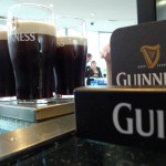 Ein perfekt gezapftes Guiness.